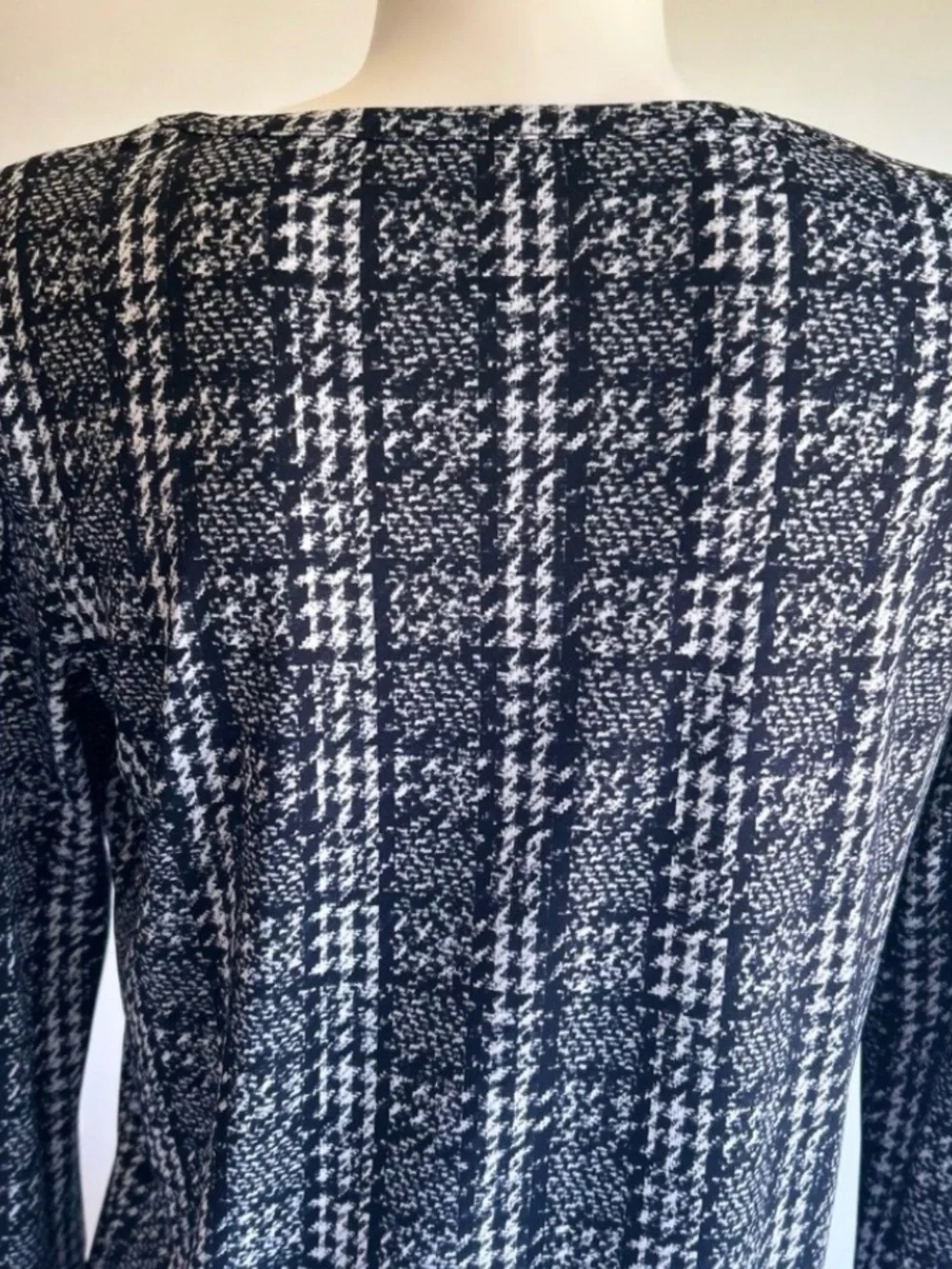 New Michael Kors Black White Rayon Long Sleeve Top size M.